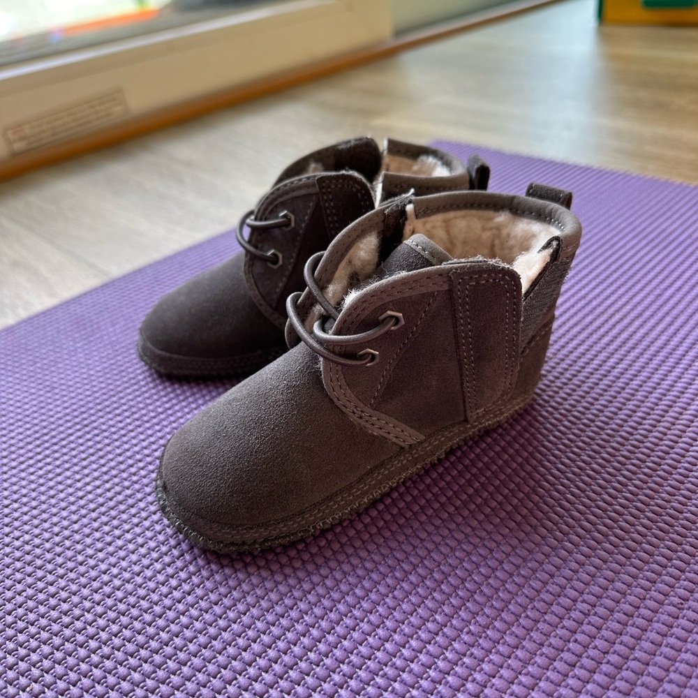 UGG baby boots size 4/5. New without a box.